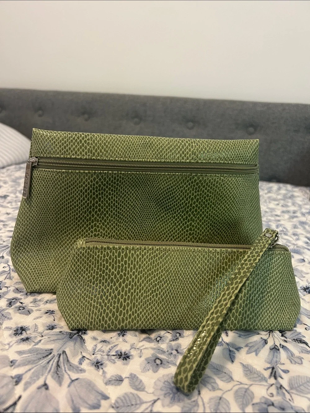 Clinique Faux Snakeskin Green Cosmetic Makeup Bag Set – 2 Piece